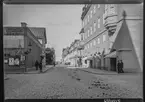 St Larsgatan i Linköping.

Bilder från gatuhörn i staden Linköping åren 1909 till 1913. Bilderna är tagna i centrala Linköping i ett projekt att dokumentera Linköping för Linköpings stad.