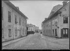 St Larsgatan i Linköping. Korsningen Badhusgatan. Wienerbageriet, Kullerstensgatan. 

Bilder från gatuhörn i staden Linköping åren 1909 till 1913. Bilderna är tagna i centrala Linköping i ett projekt att dokumentera Linköping för Linköpings stad.