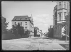 St Larsgatan i Linköping.
Bilder från gatuhörn i staden Linköping åren 1909 till 1913. Bilderna är tagna i centrala Linköping i ett projekt att dokumentera Linköping för Linköpings stad.