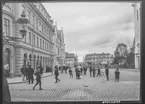 St Larsgatan i Linköping. Vy mellan St Larskyrkan och huset för Östgötabanken. Folkvimmel. Torg. 
Bilder från gatuhörn i staden Linköping åren 1909 till 1913. Bilderna är tagna i centrala Linköping i ett projekt att dokumentera Linköping för Linköpings stad.