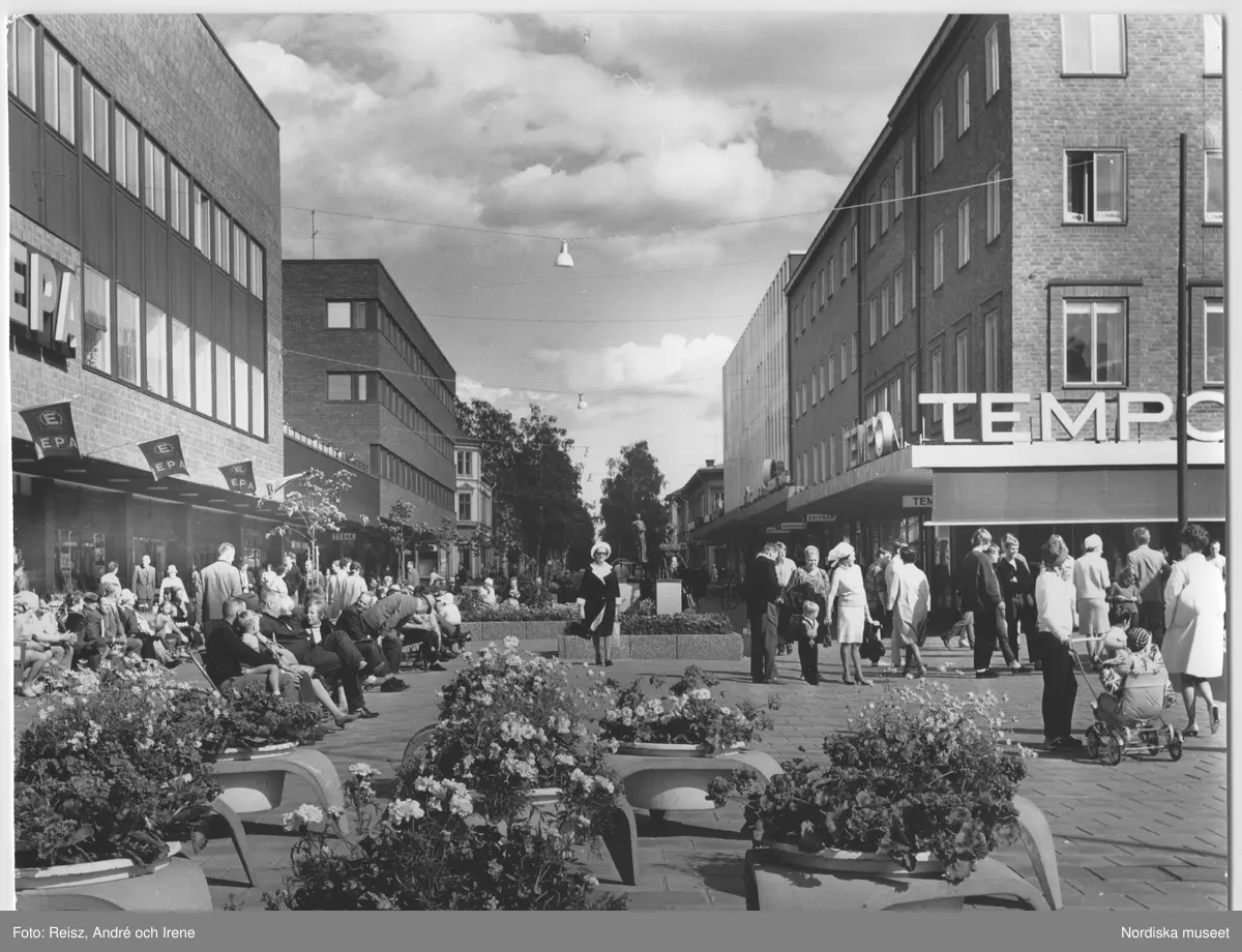 Västerbotten. Umeå shoppingcenter med Tempo och EPA . Gatuliv.