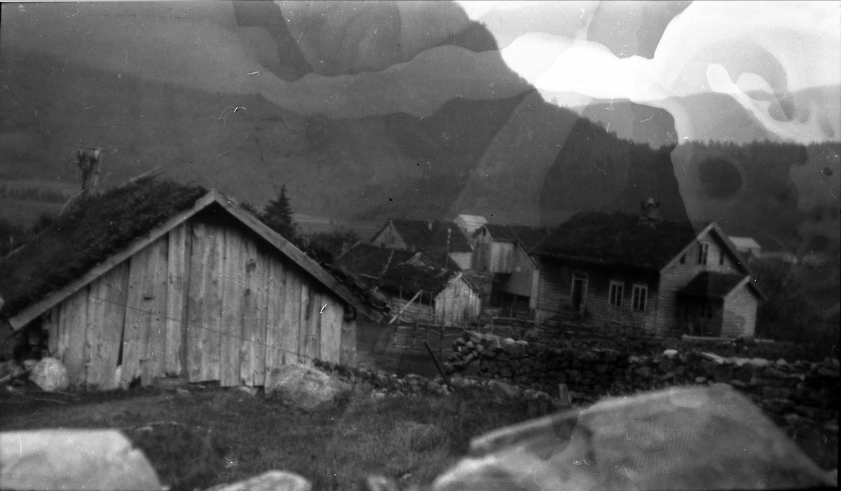 Bebyggelse med bolighus, fjøser, uthus og steingjerder.