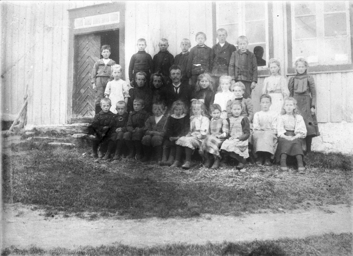 Lærer og elever utenfor Steinsland skole, Skånland omkring år 1900.