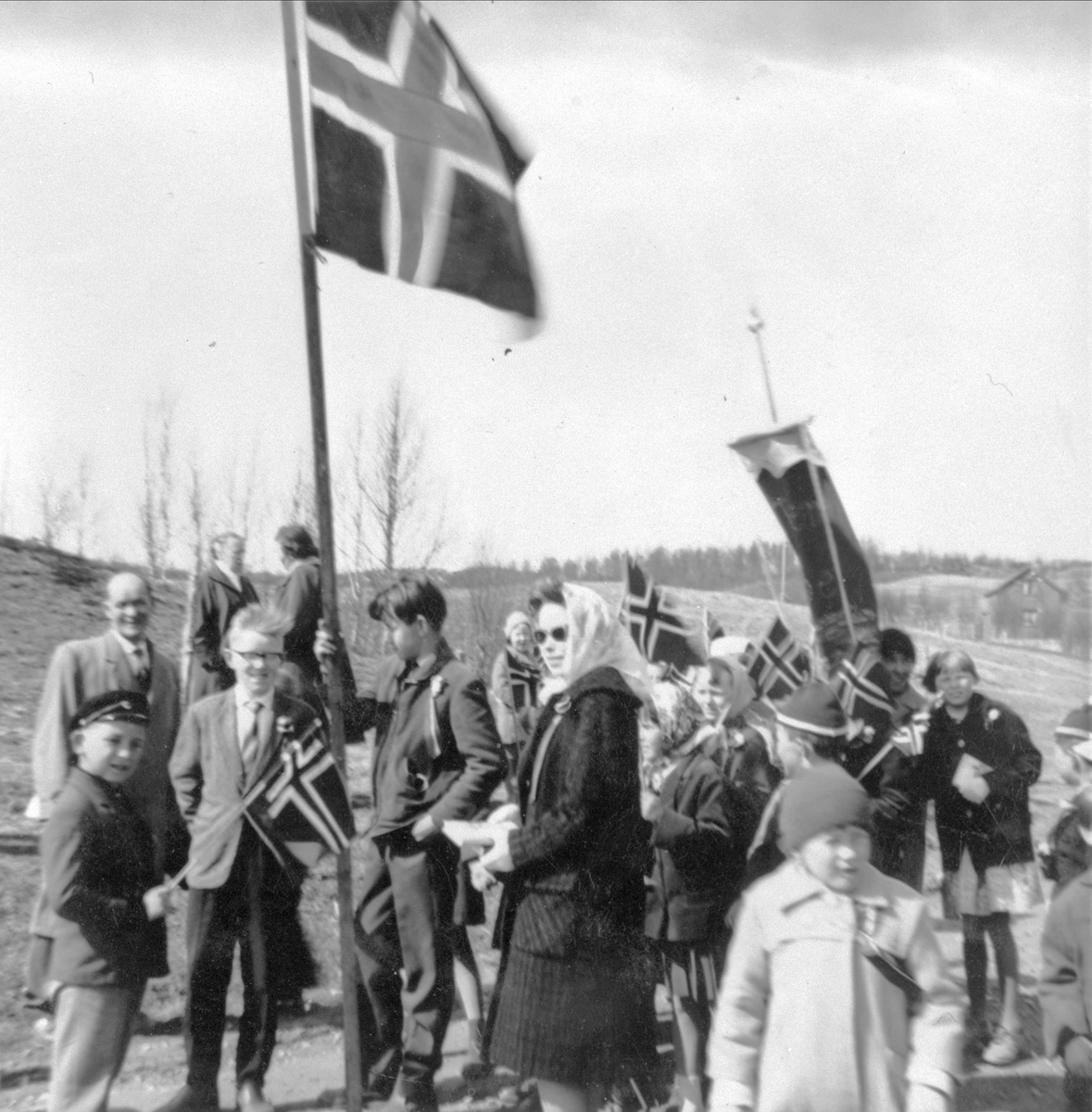 Barn og voksne i 17. maitog.