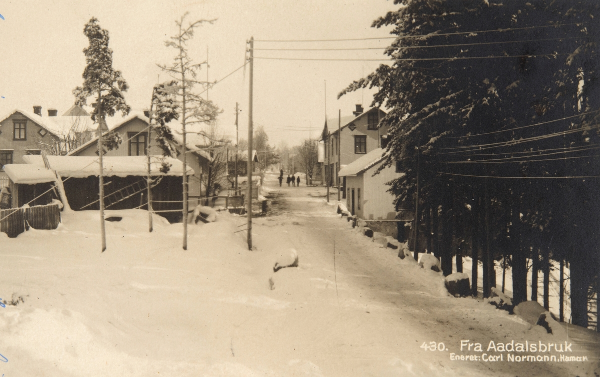 Postkort, Løten, Ådalsbruk, Klevbakken, vinter, butikker, landhandel, Stensli nummer en fra høyre, Falkheim hus nr to fra høyre,