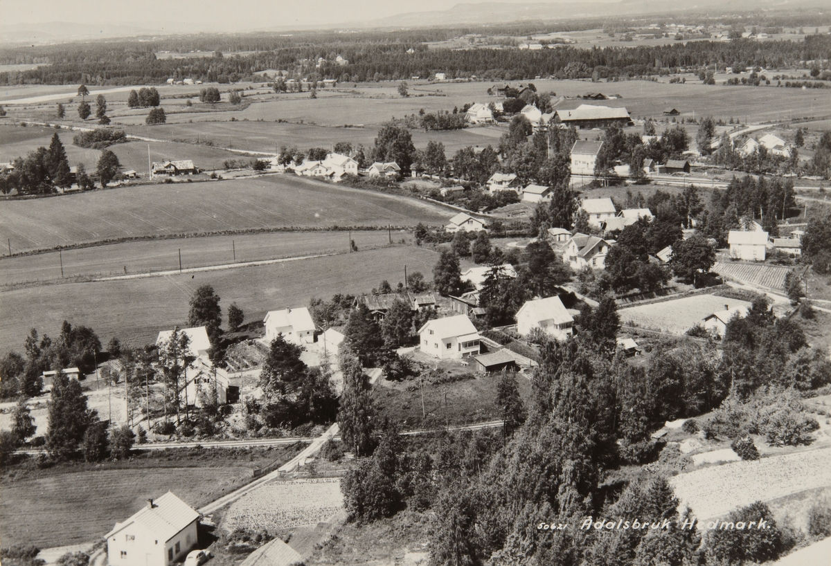 Postkort, Løten, Ådalsbruk stasjon, flyfoto, villaer, boligbebyggelse i tettstedet,