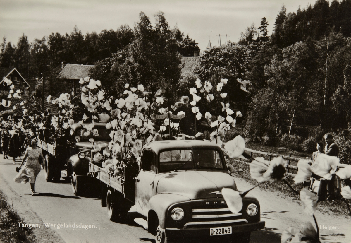 Postkort, Stange, Tangen, opptog med "Suttunger", blomstertog, pyntet lastebil en Opel Blitz med registreringsnummer D-22043, Wergelandsdag i regi av forfatter Ingeborg Refling Hagen,