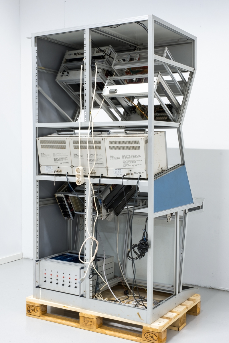 Seksjon som var del av arbeidsstasjonen i kontrollrommet til undervannsfarkosten Snurre. Seksjonen inneholder en innfelt joystick, skyvekontroll og flere fastmonterte videoskjermer og elektroniske enheter.