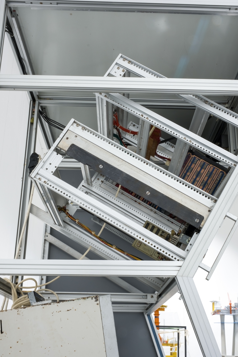 Seksjon som var del av arbeidsstasjonen i kontrollrommet til undervannsfarkosten Snurre. Seksjonen inneholder en innfelt joystick, skyvekontroll og flere fastmonterte videoskjermer og elektroniske enheter.