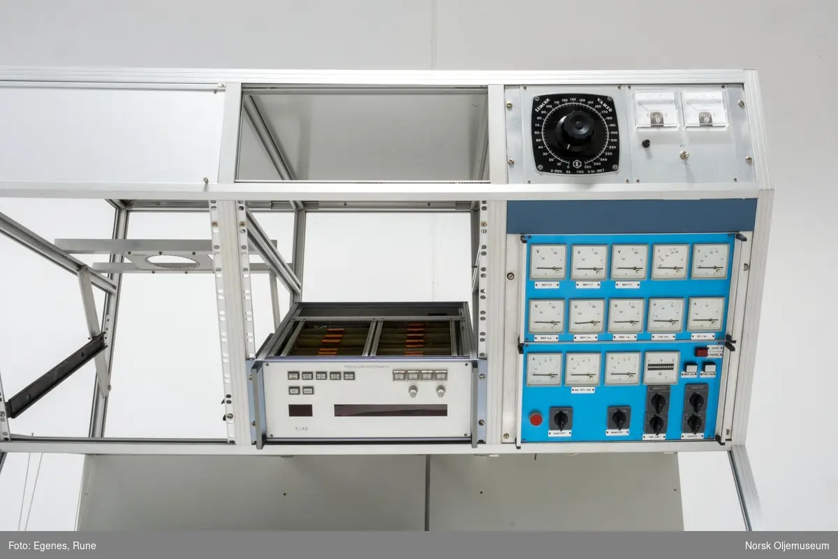 Seksjon som var del av arbeidsstasjonen i kontrollrommet til undervannsfarkosten Snurre. Seksjonen inneholder et arbeidsbord, en hylle og flere fastmonterte elektroniske enheter.