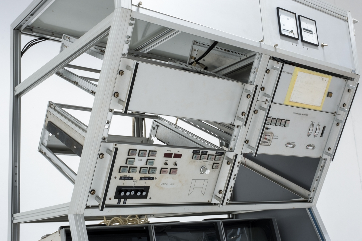 Seksjon som var del av arbeidsstasjonen i kontrollrommet til undervannsfarkosten Snurre. Seksjonen inneholder en innfelt joystick, skyvekontroll og flere fastmonterte videoskjermer og elektroniske enheter.