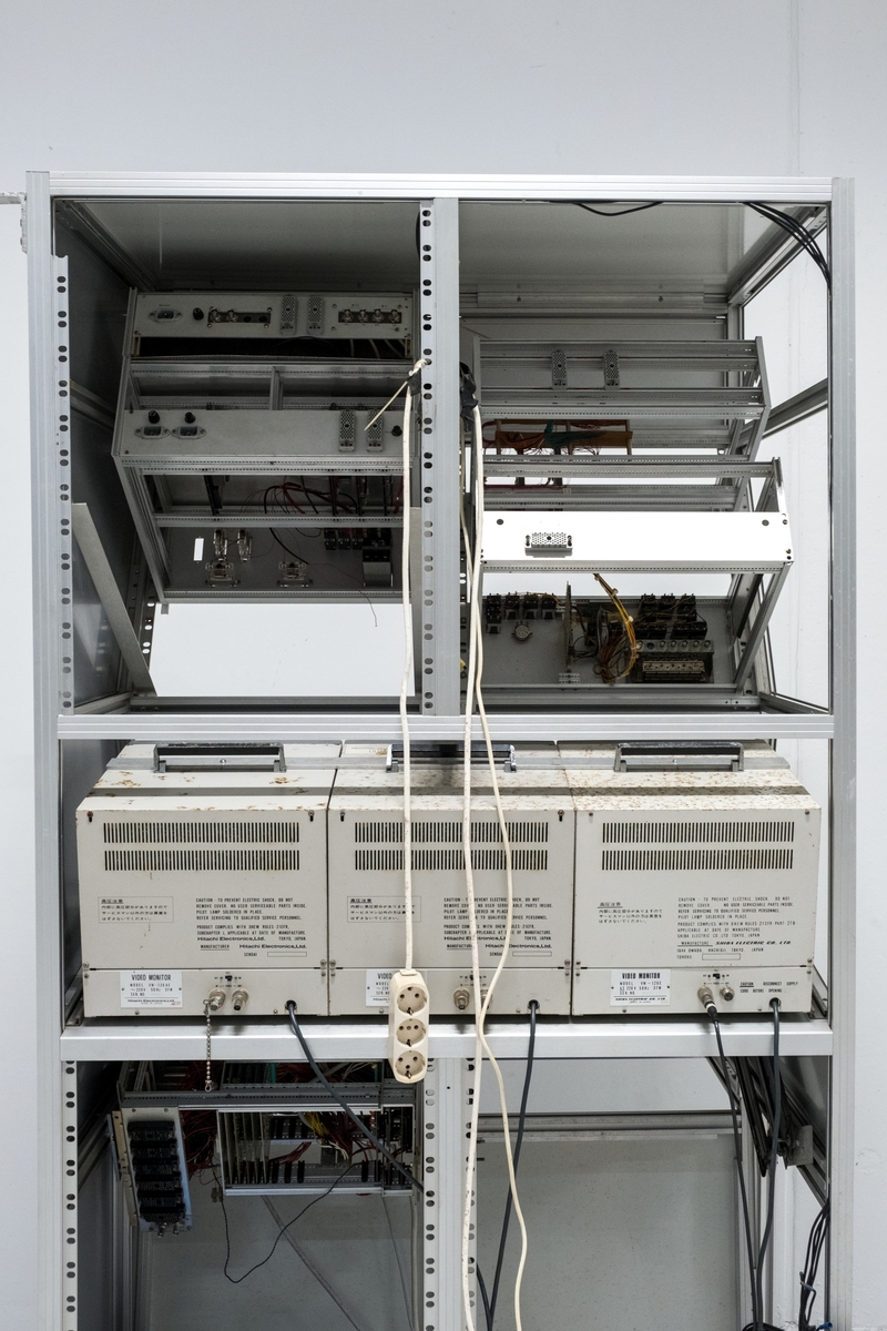 Seksjon som var del av arbeidsstasjonen i kontrollrommet til undervannsfarkosten Snurre. Seksjonen inneholder en innfelt joystick, skyvekontroll og flere fastmonterte videoskjermer og elektroniske enheter.