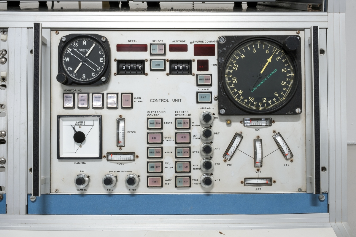 Seksjon som var del av arbeidsstasjonen i kontrollrommet til undervannsfarkosten Snurre. Seksjonen inneholder en innfelt joystick, skyvekontroll og flere fastmonterte videoskjermer og elektroniske enheter.