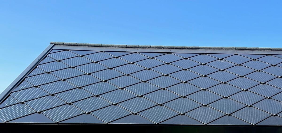 Nærbilde av solcellepaneler på et tak.