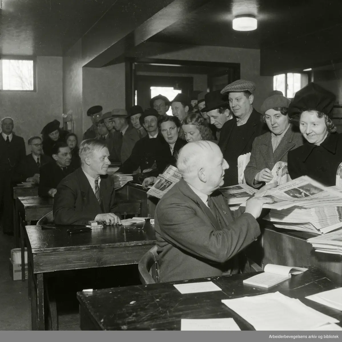 Medlemmer av Oslo Arbeidersamfunn gjør husagitasjon for Arbeiderbladet. Oktober 1946.