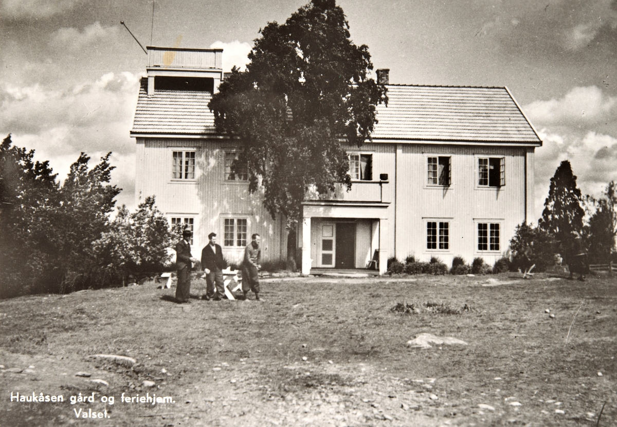 Postkort, Stange, Vallset, Åsvang, Haukåsen gård og feriehjem, 3 menn spiller Boccia på tunet,