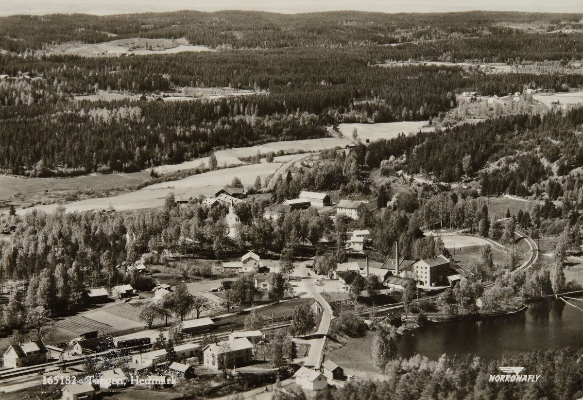 Postkort, Stange, flyfoto, Tangen sentrum, Tangen stasjon, Tangen brenneri, Viksdammen, Tangen Arbeidersamfunn i forgrunnen, riksveg 50,