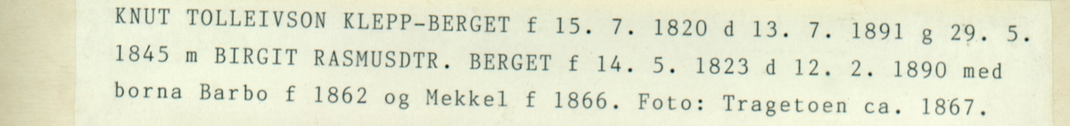 Portrett av Knut nordre Klepp og Birgit Rasmushaugen Berget og dei yngste Borna Barbo og Mekkel.