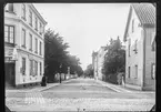 Repslagaregatan i Linköping. Speceriaffär och diversehandel. Utanför ser man en sockertopp. 

Handel.

Bilder från gatuhörn i staden Linköping åren 1909 till 1913. Bilderna är tagna i centrala Linköping i ett projekt att dokumentera Linköping för Linköpings stad.