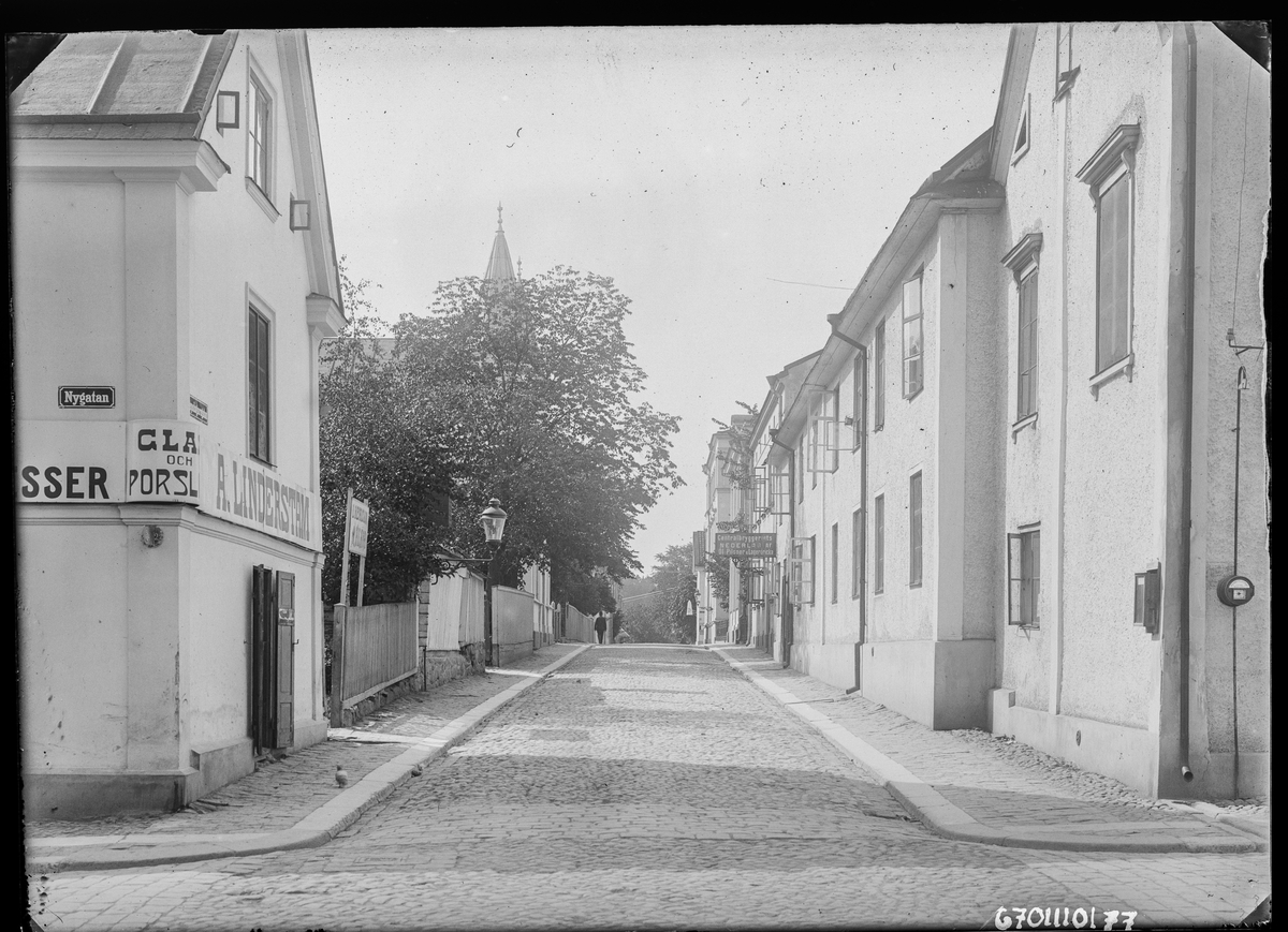 Repslagaregatan och hörnet mot Nygatan.

Bilder från gatuhörn i staden Linköping åren 1909 till 1913. Bilderna är tagna i centrala Linköping i ett projekt att dokumentera Linköping för Linköpings stad.