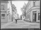 Repslagaregatan i Linköping och hörnet mot Kungsgatan. Man ser skylten för ett bokbinderi samt Betty Stenbecks damfrisering.

Bilder från gatuhörn i staden Linköping åren 1909 till 1913. Bilderna är tagna i centrala Linköping i ett projekt att dokumentera Linköping för Linköpings stad.