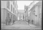 Läroverksgatan korsningen mot Storgatan.

Bilder från gatuhörn i staden Linköping åren 1909 till 1913. Bilderna är tagna i centrala Linköping i ett projekt att dokumentera Linköping för Linköpings stad.