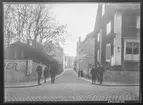 Läroverksgatan korsningen mot Storgatan. Längre ner på bilden korsar Nygatan.

Bilder från gatuhörn i staden Linköping åren 1909 till 1913. Bilderna är tagna i centrala Linköping i ett projekt att dokumentera Linköping för Linköpings stad.