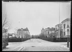 Linnégatan i Linköping.
Bilder från gatuhörn i staden Linköping åren 1909 till 1913. Bilderna är tagna i centrala Linköping i ett projekt att dokumentera Linköping för Linköpings stad.