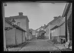 St Korsgatan i Linköping. Till höger ser man en skylt mot Pilens backe.

Bilder från gatuhörn i staden Linköping åren 1909 till 1913. Bilderna är tagna i centrala Linköping i ett projekt att dokumentera Linköping för Linköpings stad.