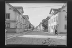 Kungsgatan i Linköping. Hörnet mot Snickaregatan.

Bilder från gatuhörn i staden Linköping åren 1909 till 1913. Bilderna är tagna i centrala Linköping i ett projekt att dokumentera Linköping för Linköpings stad.