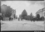 Kungsgatan i Linköping. Hörnet mot St Larsgatan.

Bilder från gatuhörn i staden Linköping åren 1909 till 1913. Bilderna är tagna i centrala Linköping i ett projekt att dokumentera Linköping för Linköpings stad.