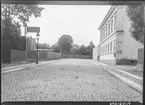 Kungsgatan i Linköping. Korsningen mot Apotekaregatan. J E Nelsons Stenhuggeri.

Bilder från gatuhörn i staden Linköping åren 1909 till 1913. Bilderna är tagna i centrala Linköping i ett projekt att dokumentera Linköping för Linköpings stad.