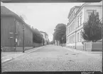 Kungsgatan i hörnet mot Klostergatan.

Bilder från gatuhörn i staden Linköping åren 1909 till 1913. Bilderna är tagna i centrala Linköping i ett projekt att dokumentera Linköping för Linköpings stad.