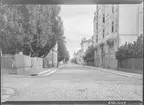 Kungsgatan i Linköping. En kvinna tittar in över ett staket.

Bilder från gatuhörn i staden Linköping åren 1909 till 1913. Bilderna är tagna i centrala Linköping i ett projekt att dokumentera Linköping för Linköpings stad.