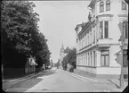 Kungsgatan i Linköping. Hörnet mot Platensgatan.

Bilder från gatuhörn i staden Linköping åren 1909 till 1913. Bilderna är tagna i centrala Linköping i ett projekt att dokumentera Linköping för Linköpings stad.