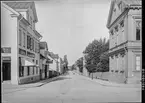 Kungsgatan i Linköping. Till vänster ser man en speceriaffär.

Bilder från gatuhörn i staden Linköping åren 1909 till 1913. Bilderna är tagna i centrala Linköping i ett projekt att dokumentera Linköping för Linköpings stad.