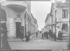 Klostergatan i Linköping. Hörnet mot Storgatan. Till höger ser man en kappaffär.


Bilder från gatuhörn i staden Linköping åren 1909 till 1913. Bilderna är tagna i centrala Linköping i ett projekt att dokumentera Linköping för Linköpings stad.