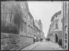 Klostergatan i Linköping. Tekla Wilsons sybehörshandel. Skoaffär. 

Bilder från gatuhörn i staden Linköping åren 1909 till 1913. Bilderna är tagna i centrala Linköping i ett projekt att dokumentera Linköping för Linköpings stad.