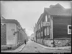 Klostergatan i Linköping. Hörnet mot Nygatan. Tannefors ullspinneri. Gatuvy.

Bilder från gatuhörn i staden Linköping åren 1909 till 1913. Bilderna är tagna i centrala Linköping i ett projekt att dokumentera Linköping för Linköpings stad.