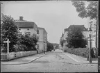 Klostergatan i Linköping. Bilder från gatuhörn i staden Linköping åren 1909 till 1913. Bilderna är tagna i centrala Linköping i ett projekt att dokumentera Linköping för Linköpings stad.