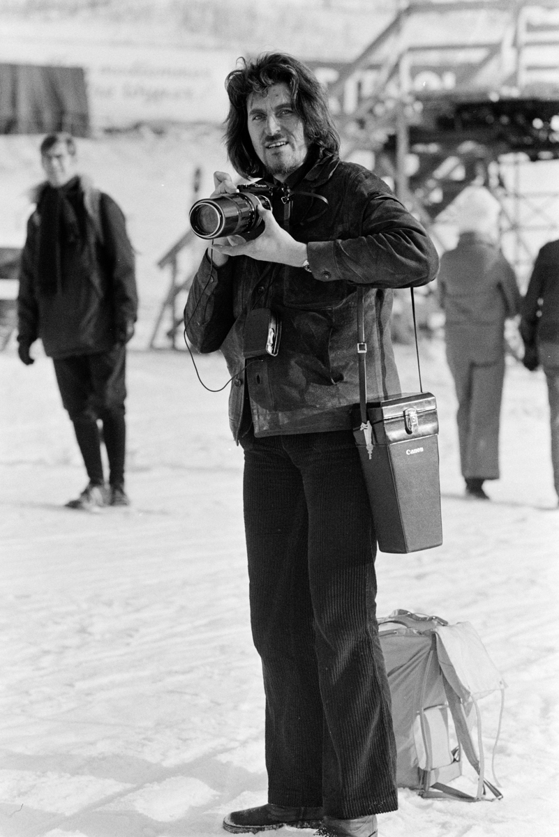 Portrett av fotografen Frits Solvang med kamera.