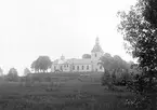 Skedevi kyrka i dis. Odaterad bild från omkring förra sekelskiftet.