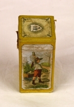 Boks. Papp. Rektangulær med kvadratisk lokk og bunn. Lokket trees på. Pålimt papir rundt boksen med skrift og illustrasjoner. Illustrasjon av 2 småpiker på en side. Gutt på motsatt side.