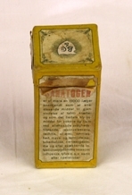 Boks. Papp. Rektangulær med kvadratisk lokk og bunn. Lokket trees på. Pålimt papir rundt boksen med skrift og illustrasjoner. Illustrasjon av 2 småpiker på en side. Gutt på motsatt side.