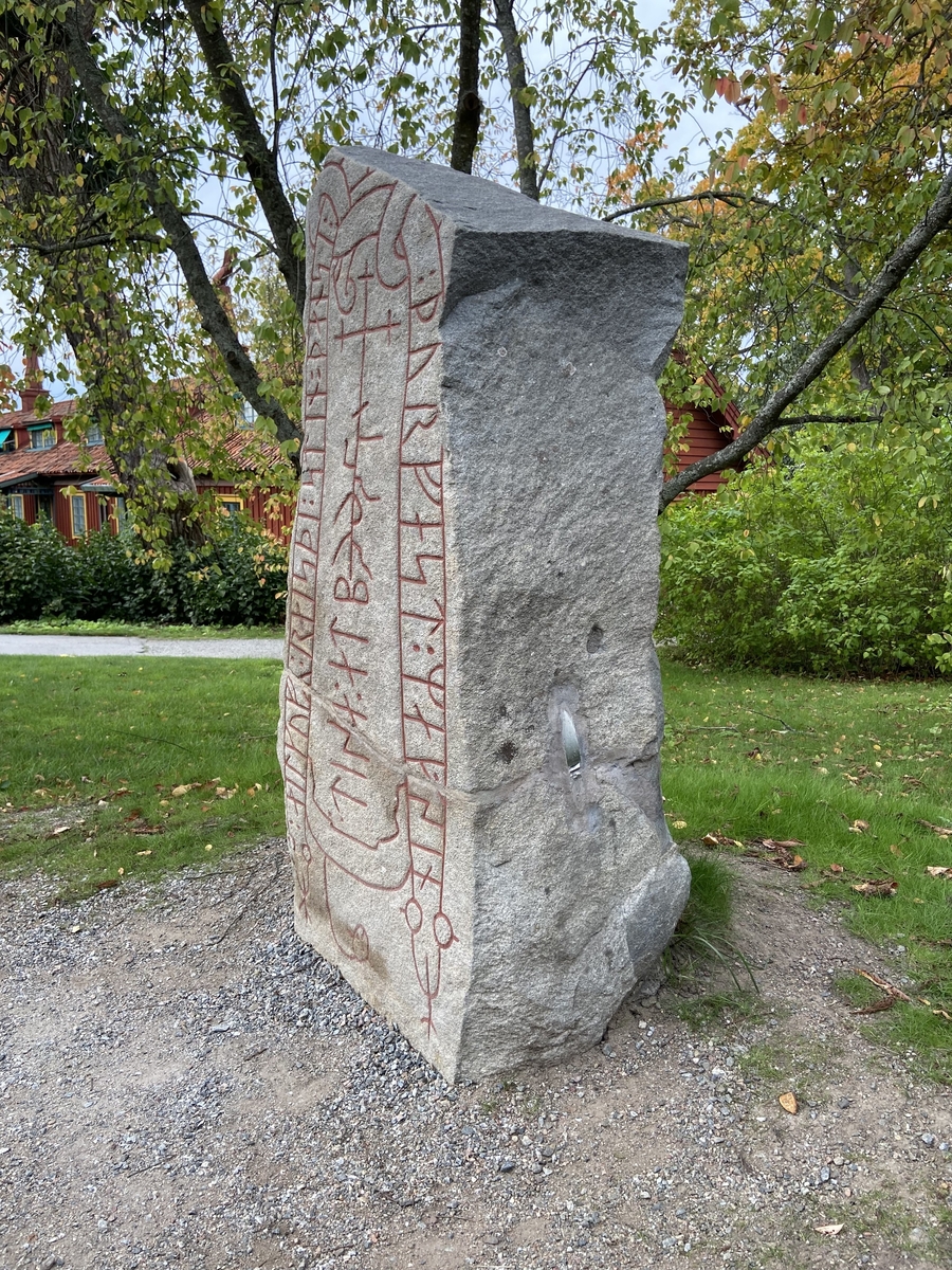 Runsten från Linga hed med inskrift på två sidor. 
Tolkat som: "Helgulv reste denna sten till minne av Torfast, sin svåger, Disa till minne av sin broder."