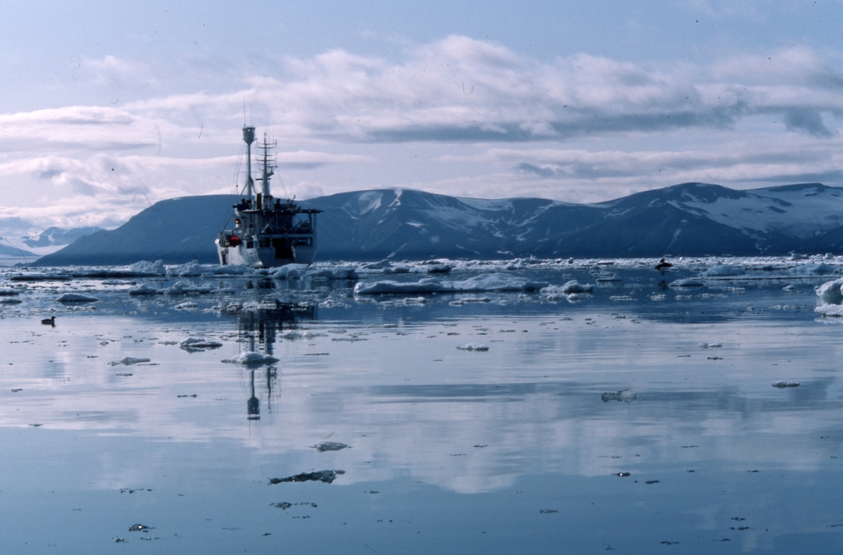 Forskningsskipet Lance tokt Svalbard, her i Storfjorden
