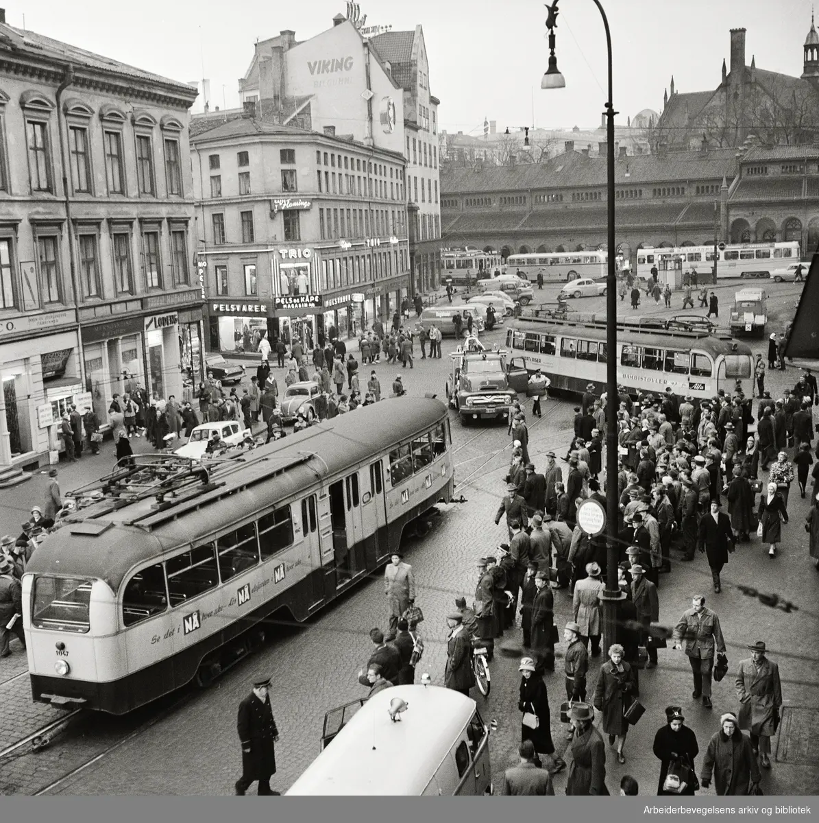 Ekebergtrikken sporet av i Biskop Gunnerus' gate ved Hotel Viking (siden Sara Hotel, nå Clarion Hotel The Hub). 23 februar 1961