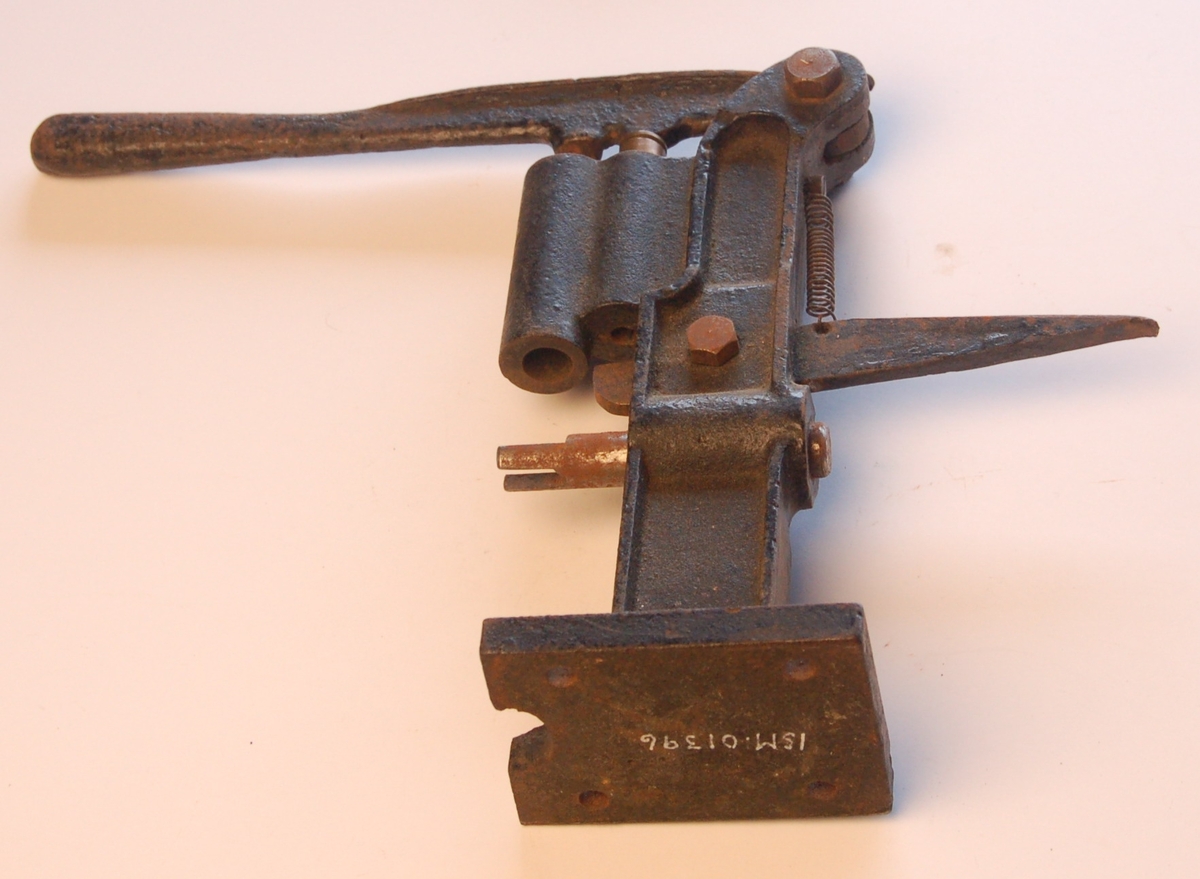Apparat for innpressing/innsetting av ny knallperle i patronhylse ved relading.