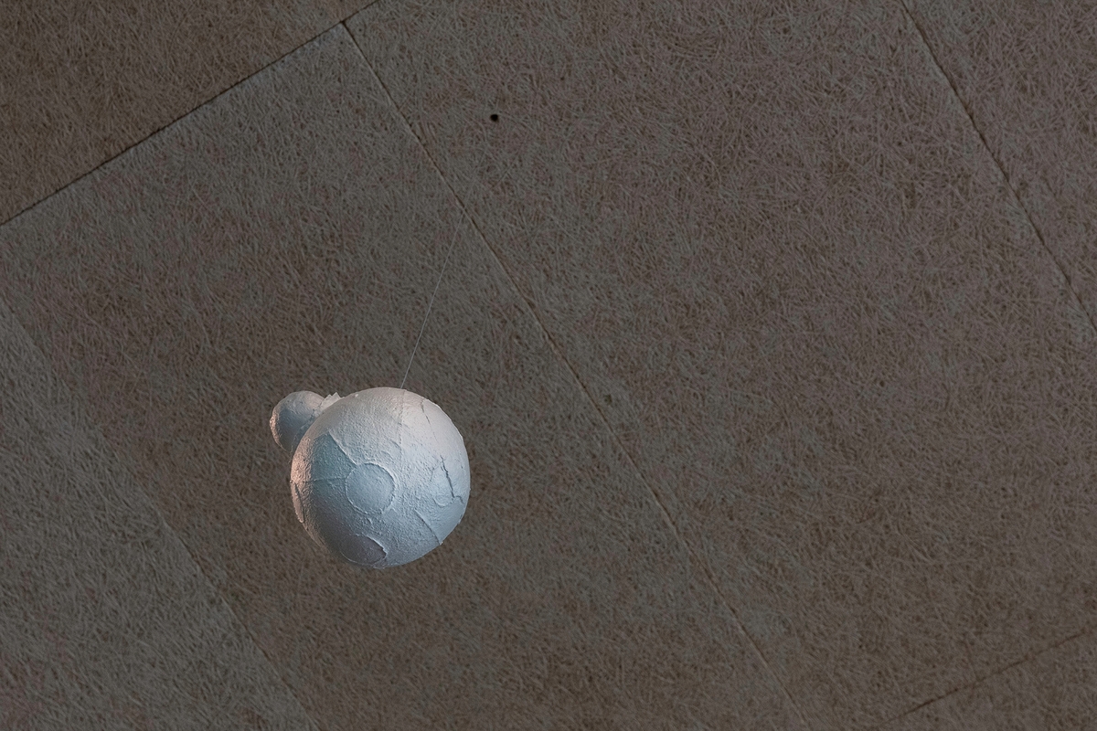 Stellar Core II er basert på bilder og målinger av de voldsomme prosessene som hele tiden foregår i stjernene. Energien som forløses i blant annet solstormer er visualisert ved at profane objekter som ballonger, avispapir og pappmasjé er plassert utenpå skulpturens kuleformede sentrum. Mens de lekne formene i Stellar Core II er gitt av indre prosesser i stjernens kjerne, blir den mindre, månelignende Lunar body (event) truffet av krefter utenfra. Formen endres av den ytre påvirkningen fra et annet himmellegeme. Sammen gir skulpturene fysisk form til forsøket på å forstå det ukjente. De er enkle å lese, samtidig som de åpner for at betrakteren kan fylle inn en egen historie.