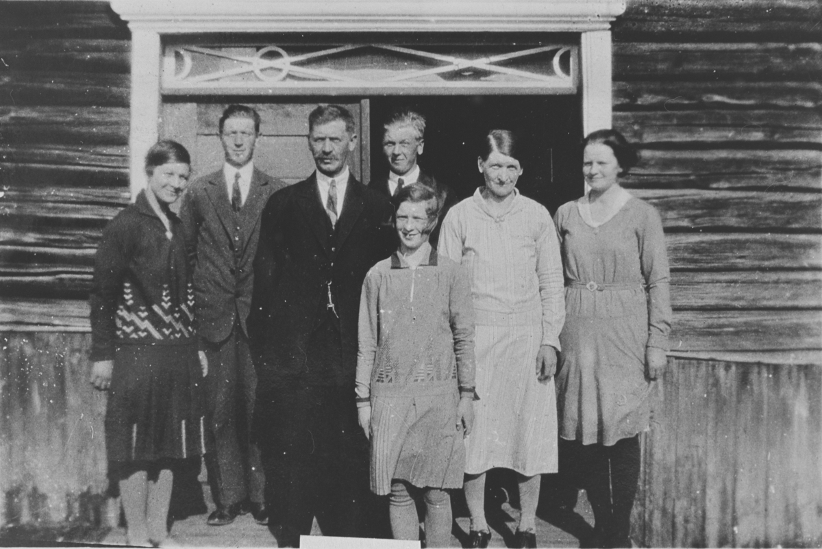 Familiebilde på trammen på Velstad, 1932.